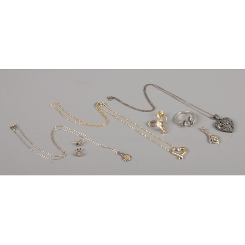 362 - A small collection of silver jewellery, to include droplet pendant, ring and necklace. Total weight:... 