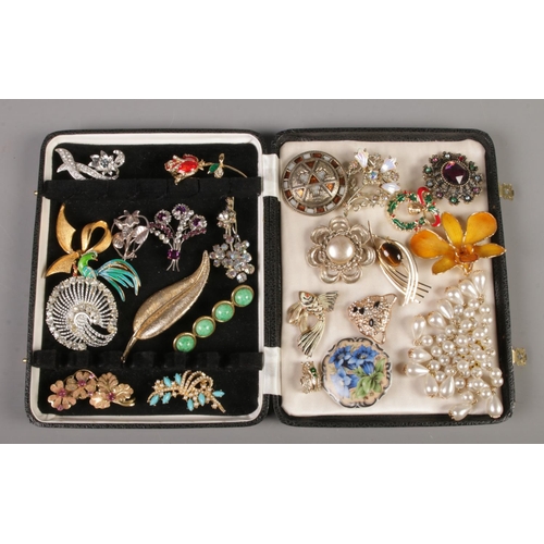 62 - A collection of twenty-four vintage costume jewellery brooches.