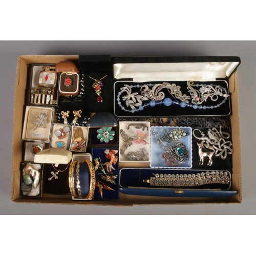 69 - A tray of costume and dress jewellery, to include crucifix pendant on chain, lighters, rings, marcas... 