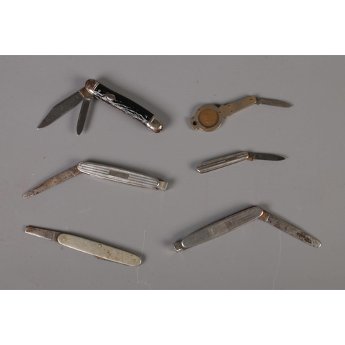 7 - A collection of pocket knives including novelty Farthing example.