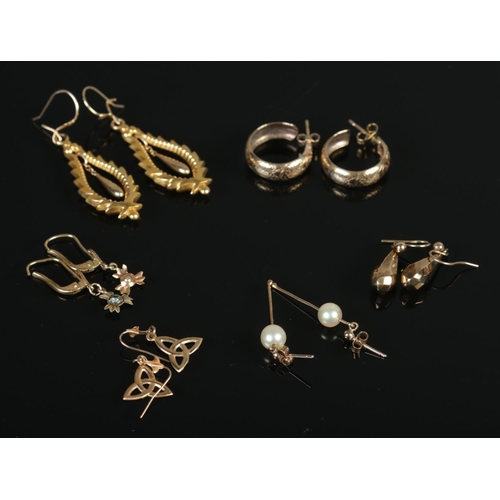 356 - Six pairs of yellow metal earrings, including 9ct Gold and unmarked examples. Total weight: 9.0g