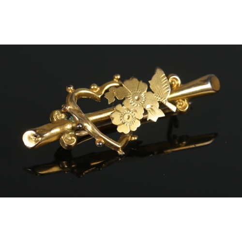 360 - A 9ct Gold sweetheart brooch with floral decoration. Total weight: 1.9g