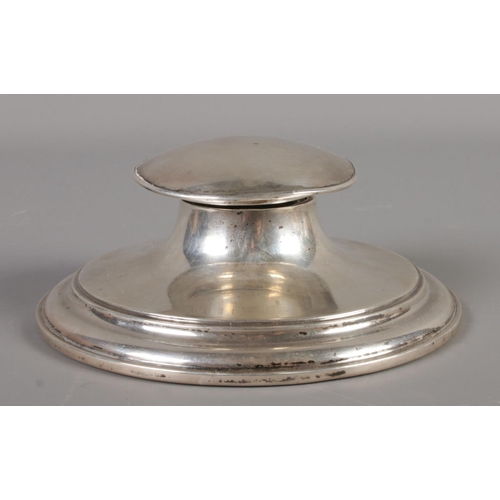 401 - A silver filled capstan inkwell, assayed for London, 1924, by Charles & Richard Comyns. Total weight... 