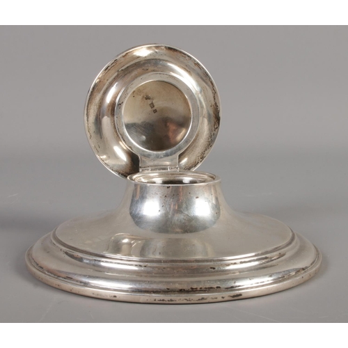 401 - A silver filled capstan inkwell, assayed for London, 1924, by Charles & Richard Comyns. Total weight... 