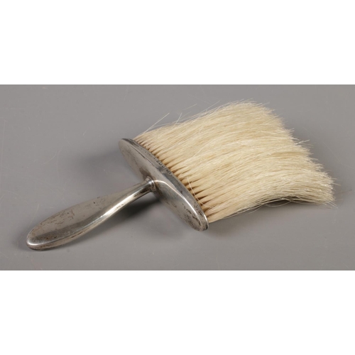 402 - A silver handled clothes brush, assayed for Birmingham, 1905 by Henry Charles Freeman. Total weight:... 