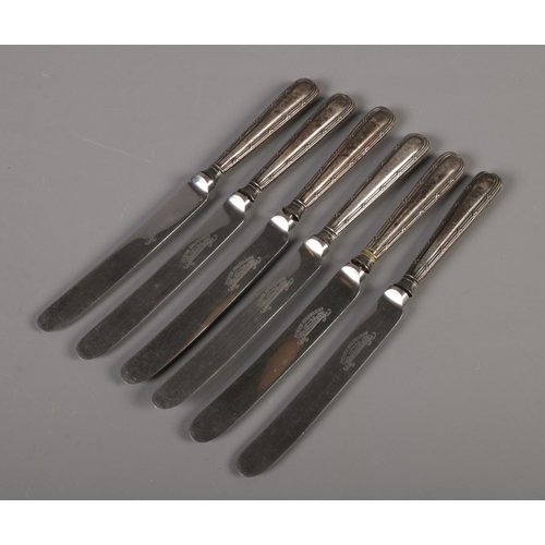 406 - A set of six silver handled knives. Assayed Sheffield, 1926.