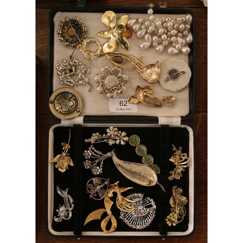 62 - A collection of twenty-four vintage costume jewellery brooches.