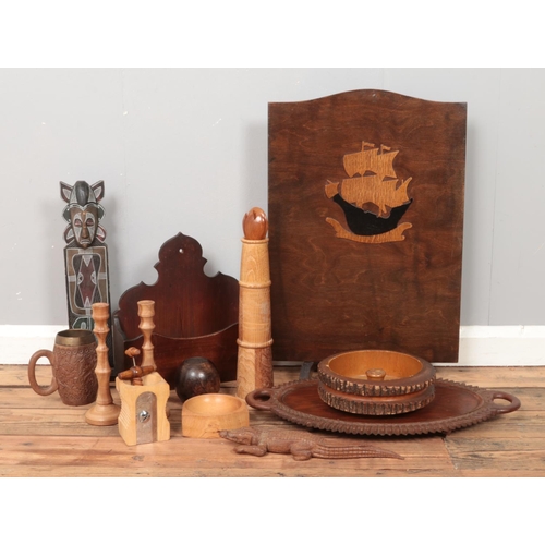 262 - A quantity of woodenwares, to include fire screen, carved bowl, turned candlesticks and carved figur... 