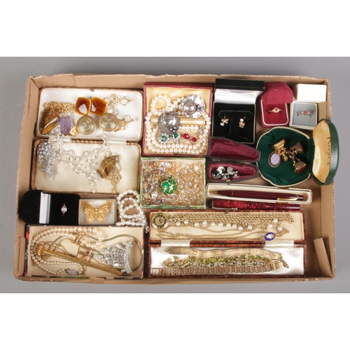 113 - A tray of assorted costume jewellery and accessories, to include boxed rings, butterfly brooch, anti... 