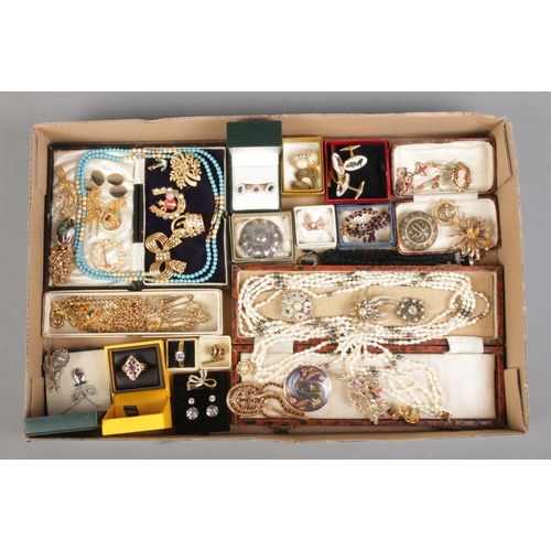 115 - A tray containing a good assortment of costume jewellery, to include cameo brooch, garnet bead brace... 