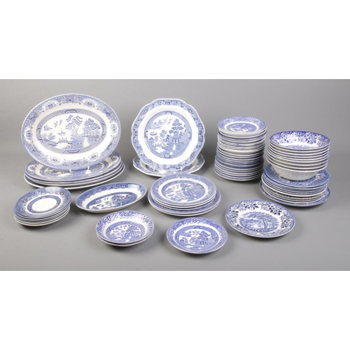 169 - A box of blue and white 'Willow Pattern' ceramics, including Wedgwood Eturia examples.