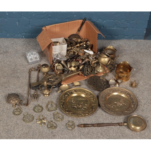 185 - A large quantity of brassware. Includes horse brasses, bellows, miniatures, etc.