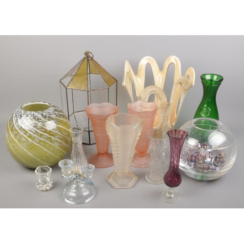 200 - A quantity of glassware. Includes peach glass vases, glass hanging lantern, pierced vase, etc.