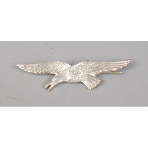 393 - A silver pin brooch in the form of a flying bird. Hallmarked Birmingham 1920 by Turner & Simpson. 10... 