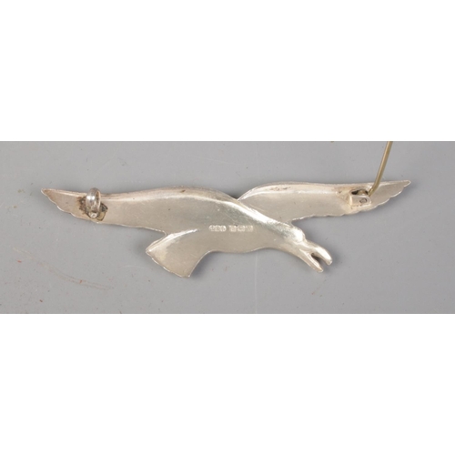 393 - A silver pin brooch in the form of a flying bird. Hallmarked Birmingham 1920 by Turner & Simpson. 10... 