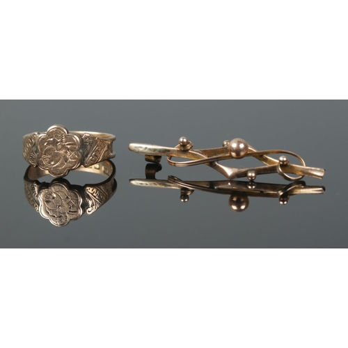 394 - A 9ct floral engraved ring and pin brooch (broken pin). Ring size M½, total weight 2.7g.