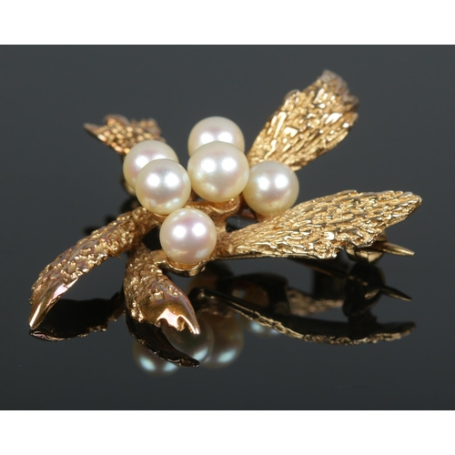 409 - A 9ct multi-leaf brooch, set with a cluster of pearls. Stamped to the reverse. Total weight: 4.9g