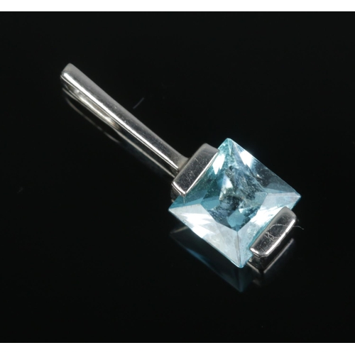 413 - A 9ct white gold topaz pendant. Total weight 1g.