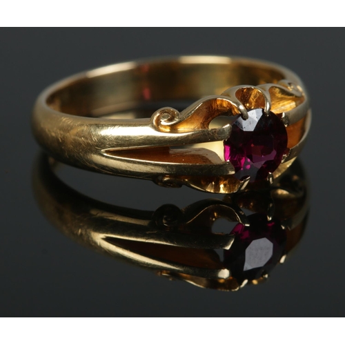 426 - A Victorian 18ct Gold ring set with central garnet. Size R. Total weight: 6.1g