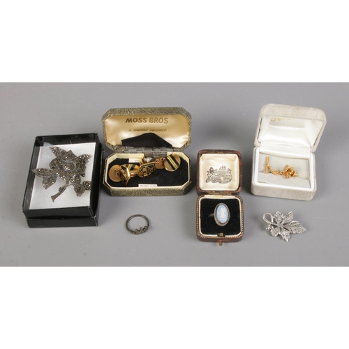 449 - A collection of assorted jewellery including silver Rose brooch, Wedgwood cameo ring, cufflinks, etc... 