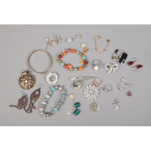 82 - A small collection of assorted costume jewellery including necklaces, earrings, brooches, etc.