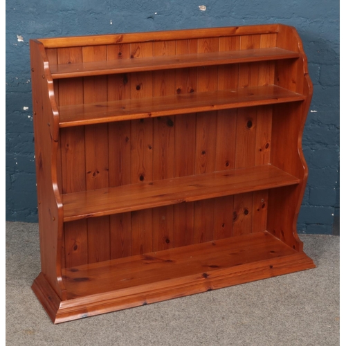 475 - A pine four shelf display plate rack. Approx. dimensions 88.5cm x 29cm x 92cm.