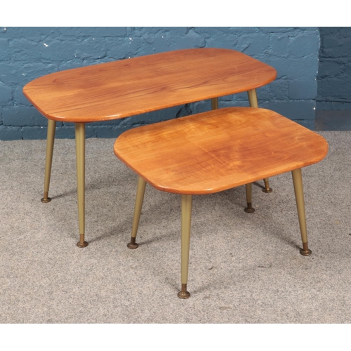 487 - Two retro vintage style nesting coffee tables featuring tapered supports. Largest table dimensions 7... 