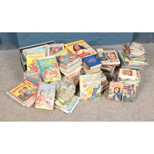 515 - 5 boxes of annuals and books. Including Tammy, Jackie and Sandie annuals.