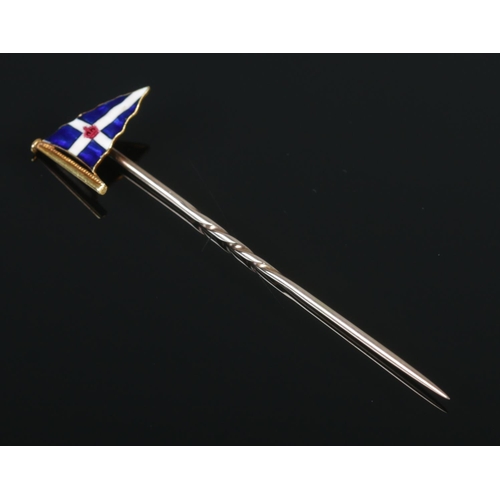 117 - A 15ct gold stick pin with enamelled yacht club flag. Marked Benzie, Cowes.