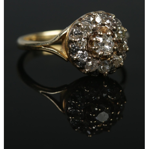 125 - An 18ct gold and diamond cluster ring. Centre stone approximately 0.2ct. Size S. 4.87g.