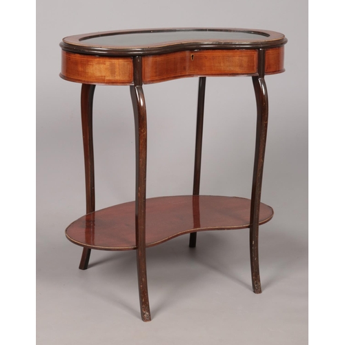 182 - An early 20th century mahogany kidney shaped bijouterie cabinet. Having floral inlaid border and cro... 