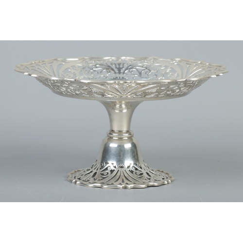 54 - An Edwardian silver tazza with pierced decoration. Assayed London 1907 by Sibray, Hall & Co Ltd (Cha... 