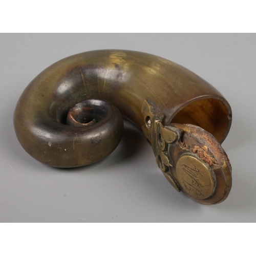 72 - A large early 19th century Scottish horn snuff mull with hinged cover and brass mounts. 12.5cm x 10c... 