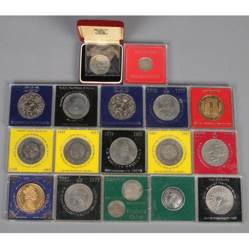 297 - A quantity of mostly cased crown coins. Includes commemorative examples, etc.