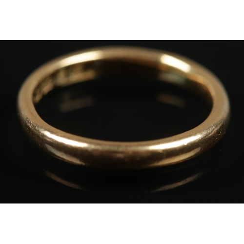 476 - A 22ct gold wedding band. Size N, 4.18g.