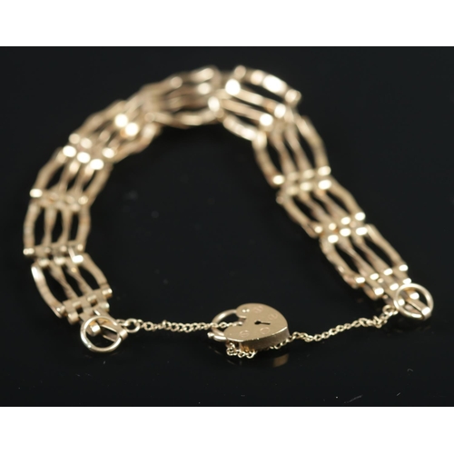 480 - A 9ct gold gate bracelet with 9ct gold heart shaped clasp. 6.99g.