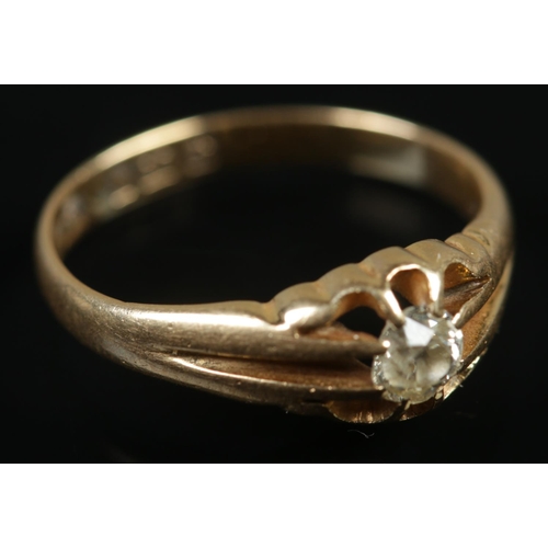 486 - An 18ct gold diamond ring. Size R, 3.93g. 0.25ct diamond.