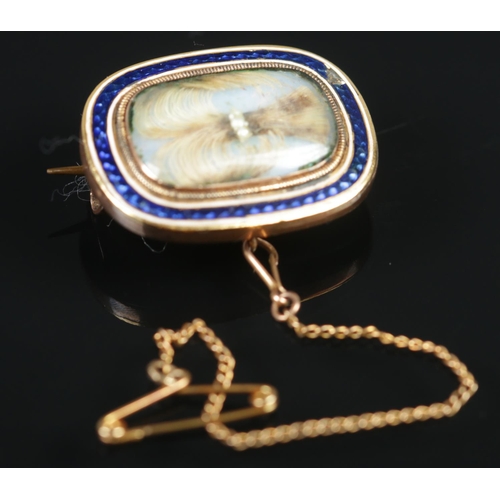 491 - A 9ct gold and enamel mourning brooch. 5.72g gross.