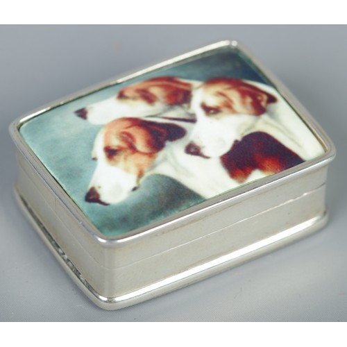 529 - A sterling silver pill box with enamel lid depicting hounds. 3.3x2.8x1.5cm. 20.51g