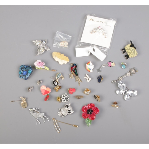 102 - Over 30 costume jewellery brooches, pins and pendants including many animal themed examples.