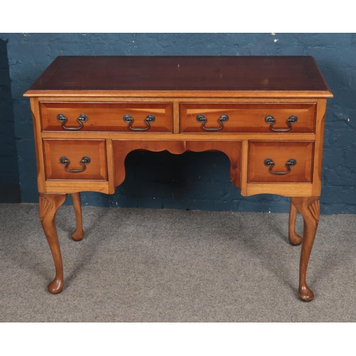 554 - A four drawer yew wood knee hole writing desk raised on Queen Anne legs. Approx. dimensions 98cm x 5... 