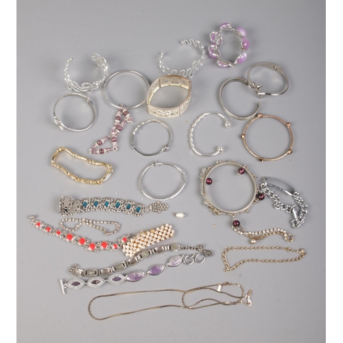 104 - A quantity of costume jewellery to include gold plated necklace, bangles and bracelets.