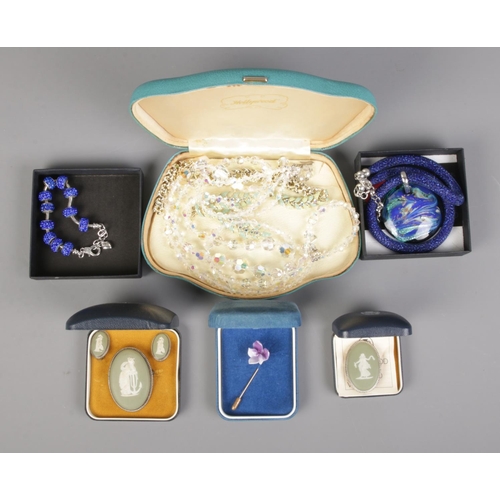 133 - A small collection of jewellery, to include Wedgwood sage green jasperware earrings and brooch and M... 