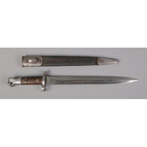 83 - A British Lee Metford 1888 pattern bayonet, Mark One Type One. Marked Y&L 643 to hilt. With matching... 