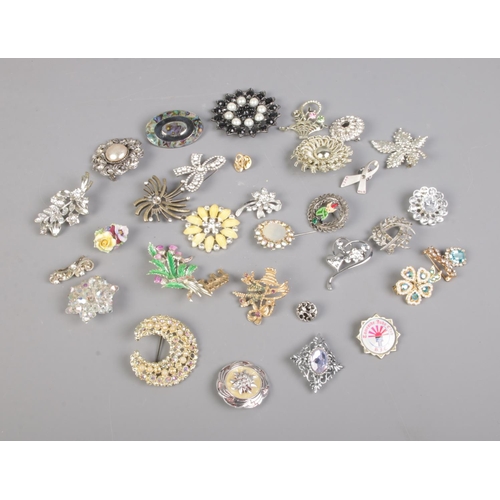 95 - Approx. 30 costume jewellery brooches including elf, floral and Avon examples.