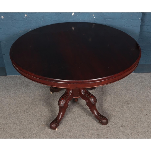 514 - Circular mahogany dining table on a turned column support and carved quadruple splay base.

Top 118c... 