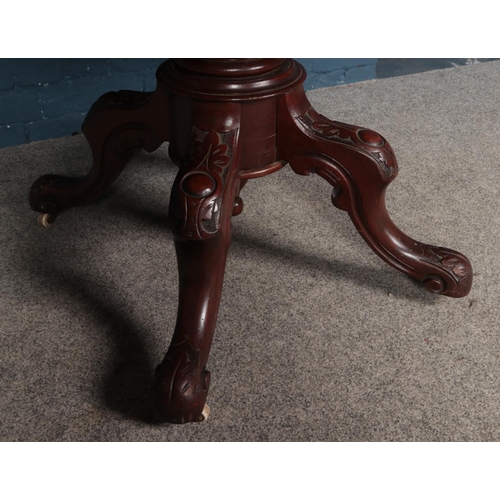 514 - Circular mahogany dining table on a turned column support and carved quadruple splay base.

Top 118c... 