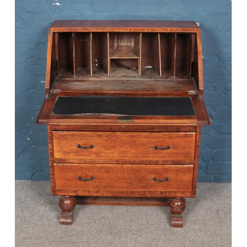 523 - 1930's oak bureau with three drawers.

Hx99cm
Wx73cm
Dx40cm