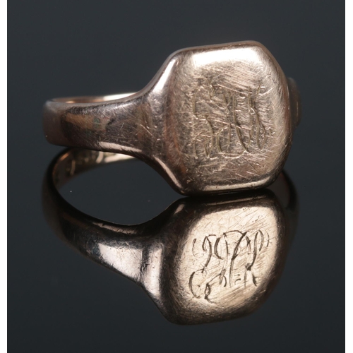 292 - A Gents 9ct signet ring with monogram. Initials partially faded. Total weight: 5.1g.