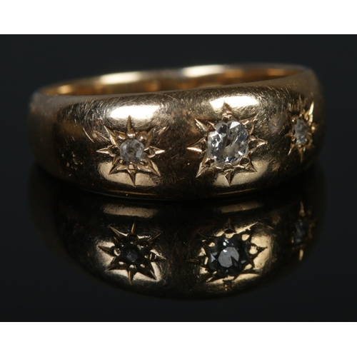 305 - An 18ct Gold and three stone 'gypsy set' diamond ring. Size N. Total weight: 5.0g.